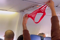 Модель показала трусы на борту самолета и вызвала возмущение в сети